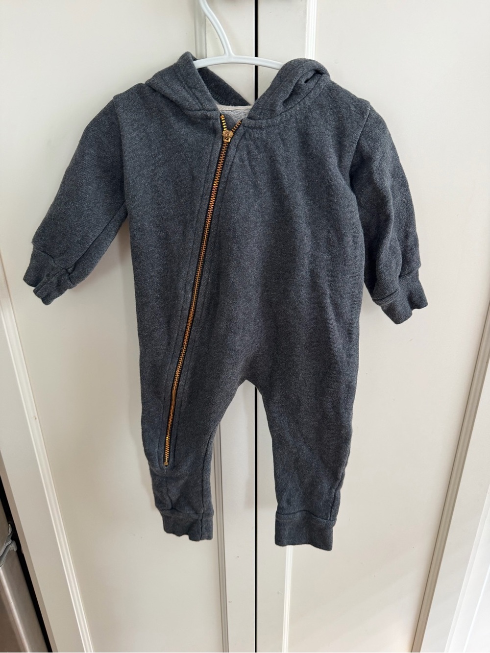 Mini mioche 3-6m Baby Hooded One-Piece Romper in Charcoal with Gold Zipper